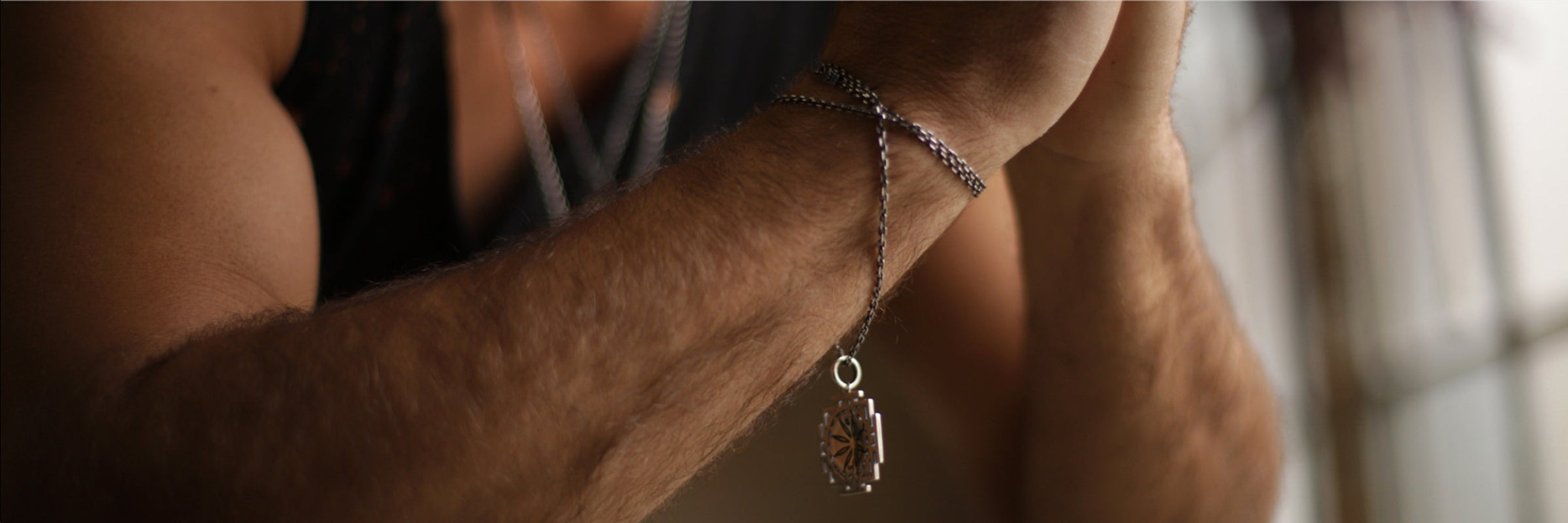 Spiritueller Männerschmuck von ETERNAL BLISS | Unsere Männer Schmuck Kollektion umfasst Anhänger, Ketten und Ringe mit männlichem Charakter | Spiritual men's jewelery from ETERNAL BLISS : Yoga teacher Valentin wears a Sri Yantra pendant