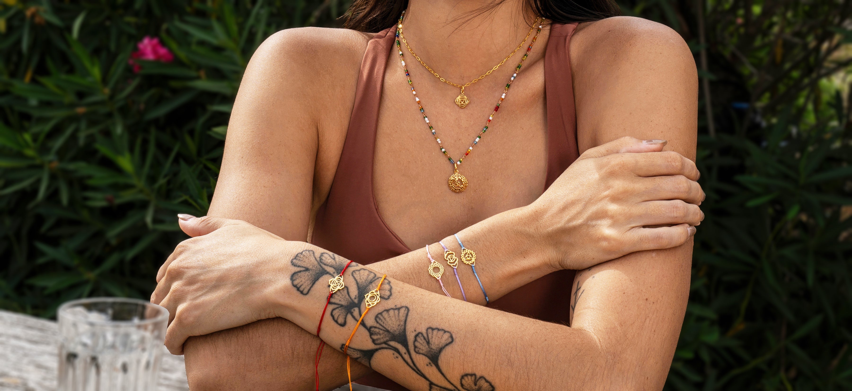 Die Yoga Lehrein Steffi trägt verschiedene hochwertig vergoldete Schmuckstücke aus der spirituellen Chakra Kollektion von ETERNAL BLISS