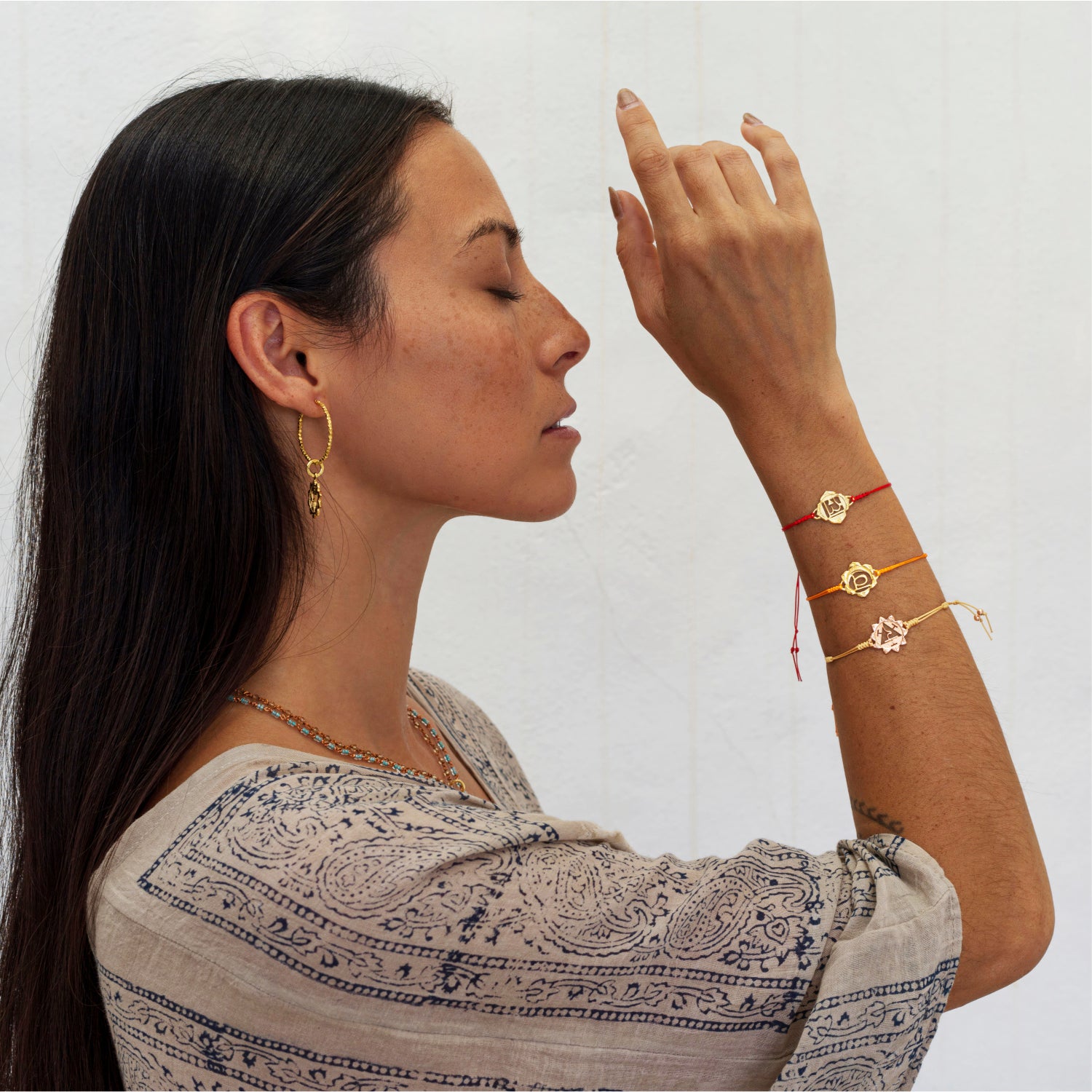 Die Yoga Lehrerin Steffi trägt ein hochwertig vergoldetes Wurzel Chakra Armband