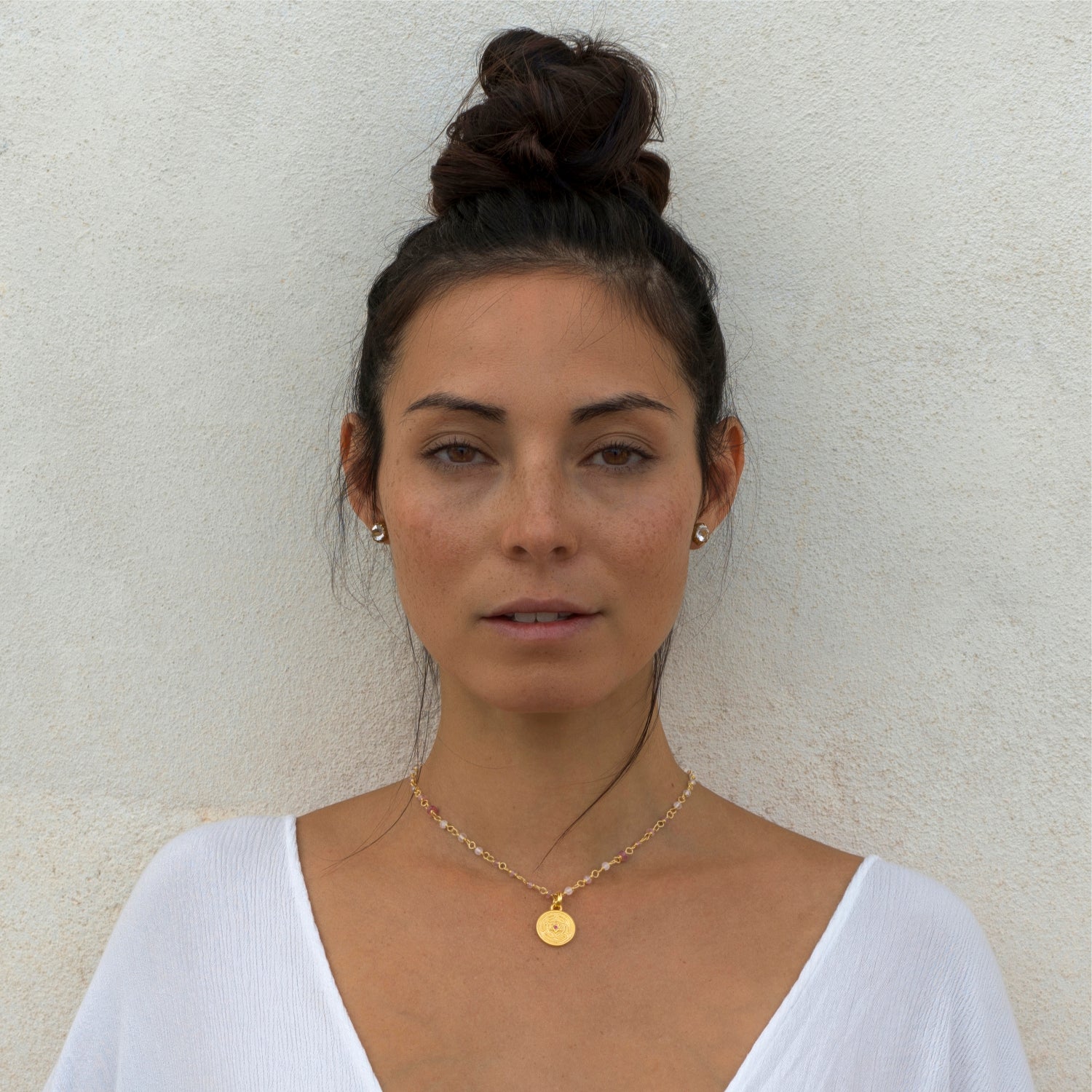 Die Yogalehrerin Steffi trägt einen kleinen Hekates-Rad-Anhänger aus vergoldeten Sterling Silber mit Rubin an einer Edelsteinkette von ETERNAL BLISS - Thema Shakti Energie