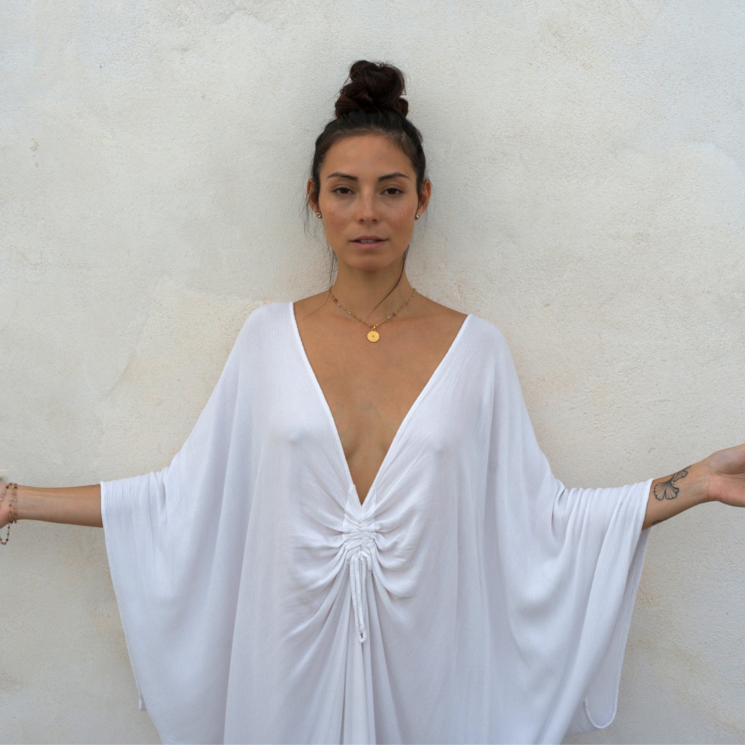 Die Yogalehrerin Steffi kombiniert einen kleinen Hekates-Rad-Anhänger aus vergoldeten Sterling Silber mit Rubin zu Bergkristall-Ohrsteckern von ETERNAL BLISS - Thema Shakti Energie