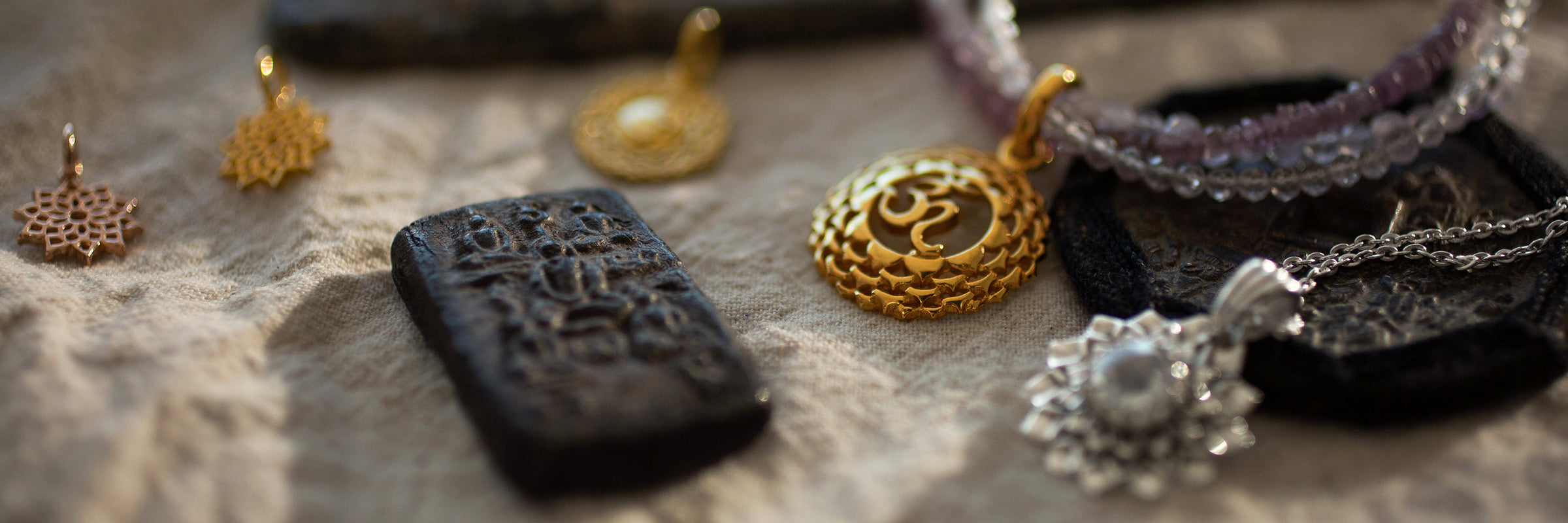 Kronen Chakra Schmuck |  Anhänger, Ketten, Armbänder, Ringe und Ohrringe umfasst unsere Kollektion für das Kronen Chakra - Thema Erleuchtung - 