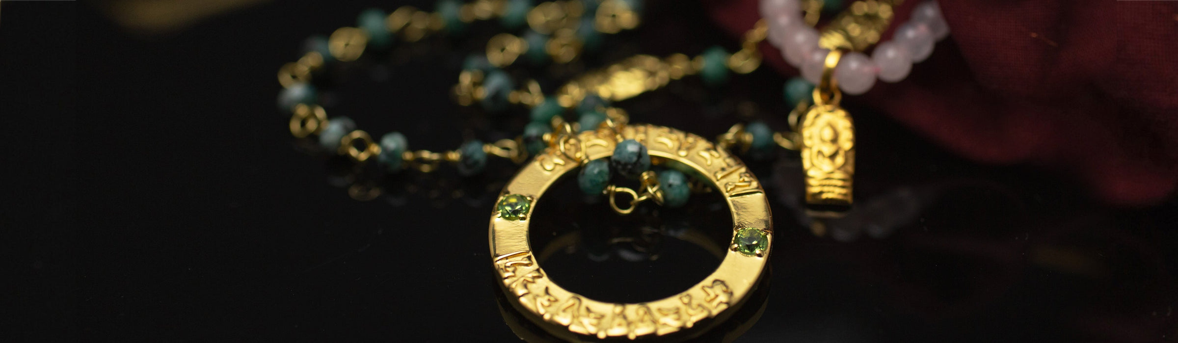 Tara-Mantra-Kette mit Jadeperlen und Buddha Armband mit Rosenquarz. Spirituelle Schmuckkollektion mit dem Thema Befreiung & Weisheit