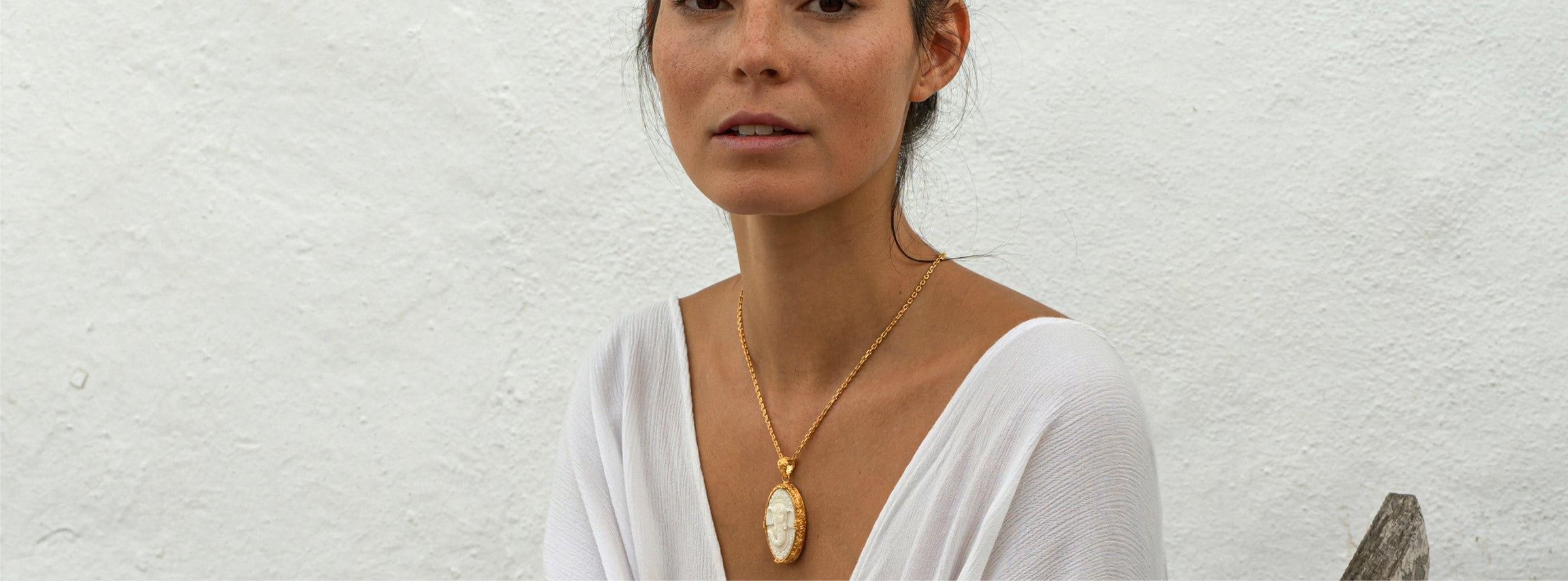 Steffi trägt das hochwertig vergoldete Ganesha Amulett an einer gestreckten Anklerkette aus der  Ganesha Schmuck Kollektion von ETERNAL BLISS - Spiritueller Schmuck