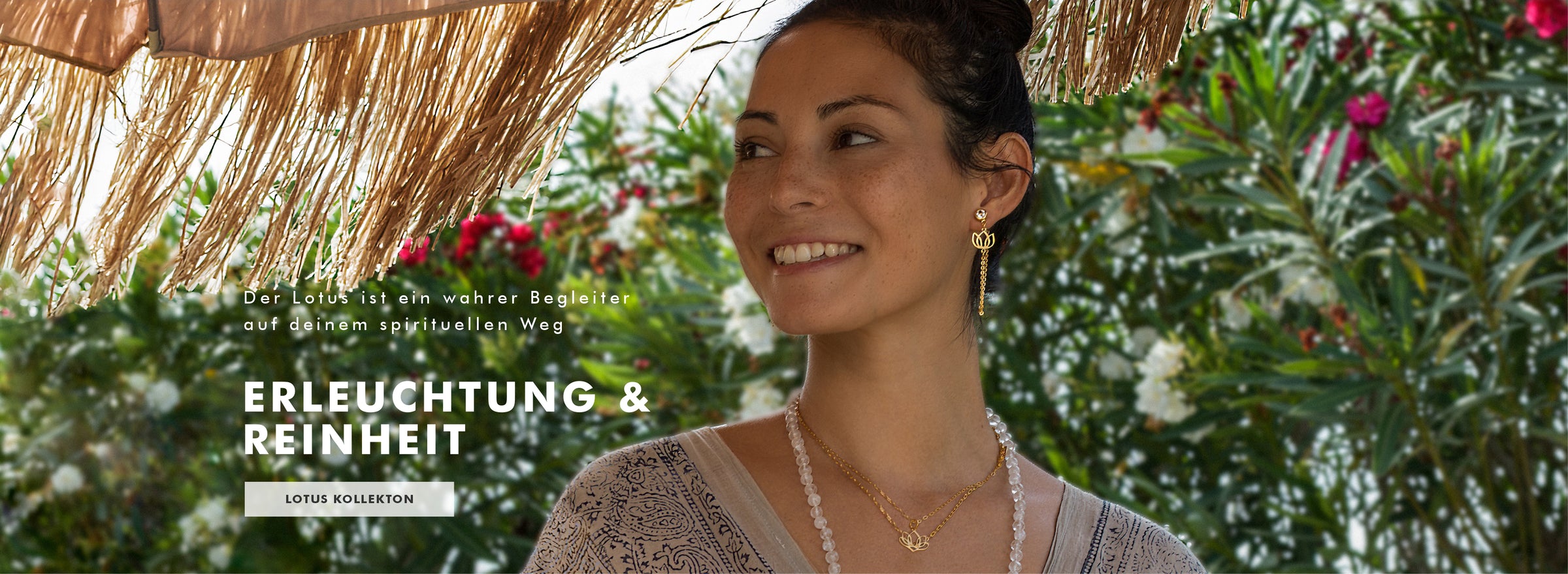 Spirituelle Schmuckkollektion: Gloria aus Berlin trägt einen goldenen Lotus-Glöckchen-Anhänger, Symbol der Geborgenheit an einer Edelsteinkette