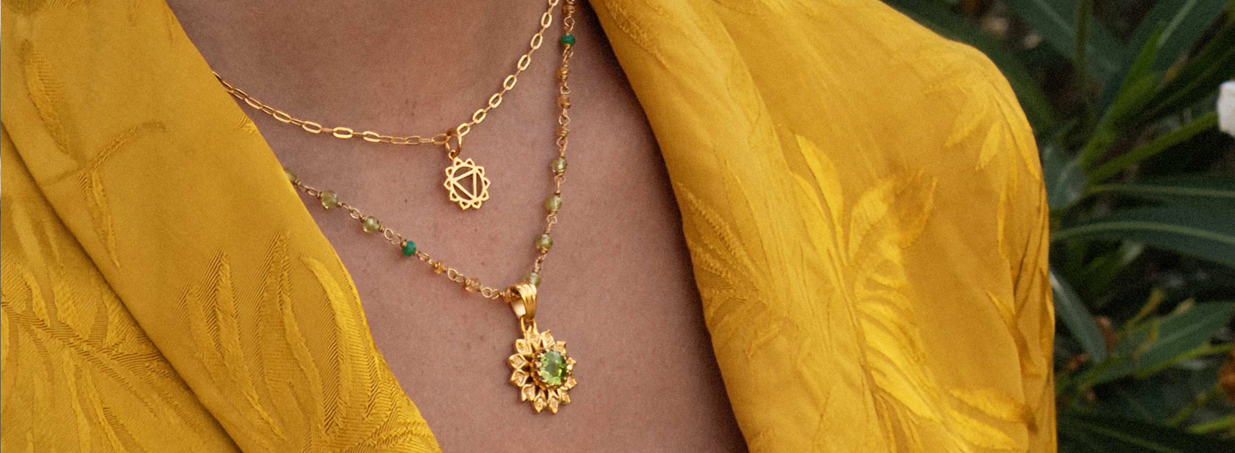 Spiritueller Schmuck: Steffi, Yoga Lehrerin auf Bali, trägt verschiedene Ketten aus der Herz Chakra Kollektion