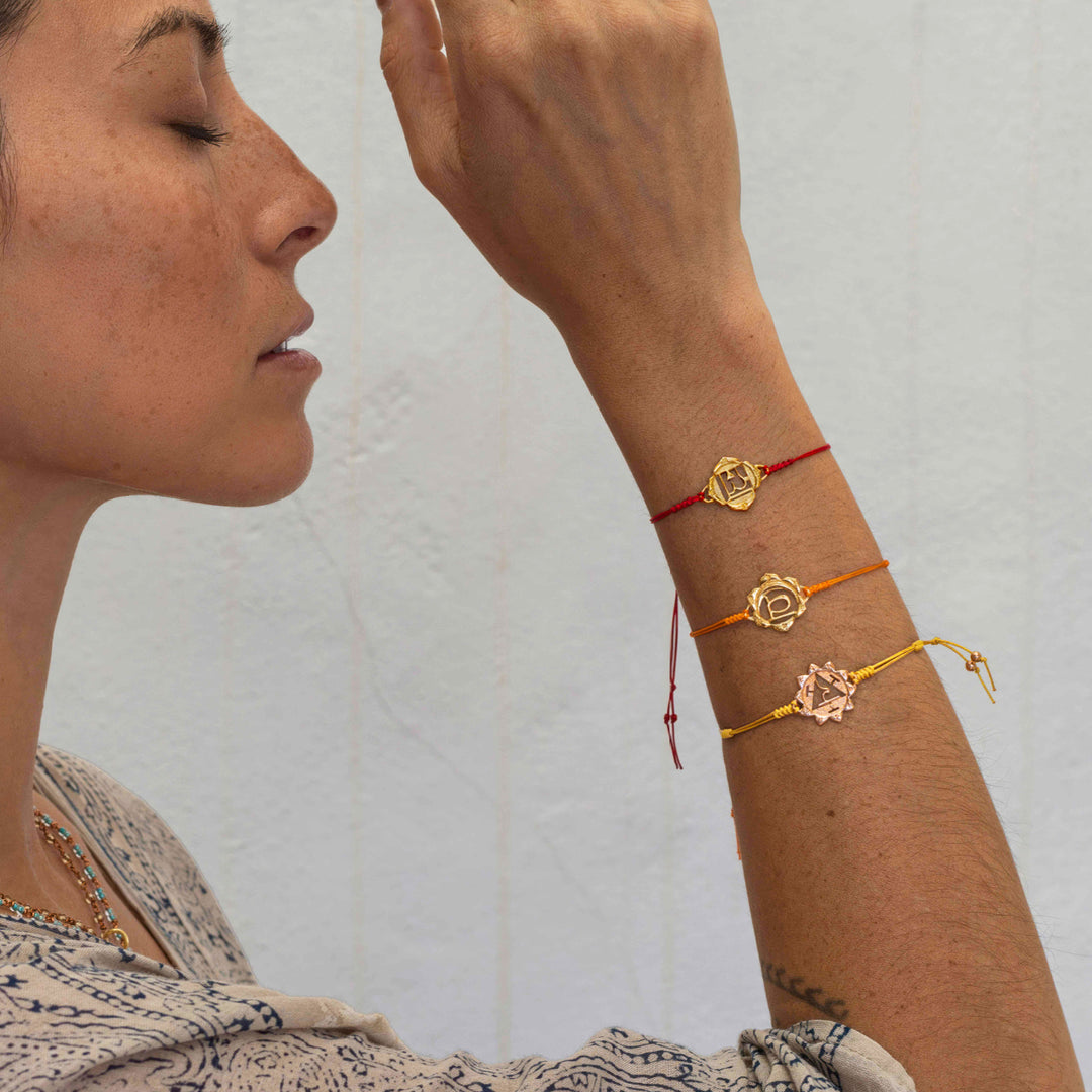 Die Yogalehrerin Steffi trägt eine verschieden Chakra Armbänder aus der Chakra Armband Kollektion