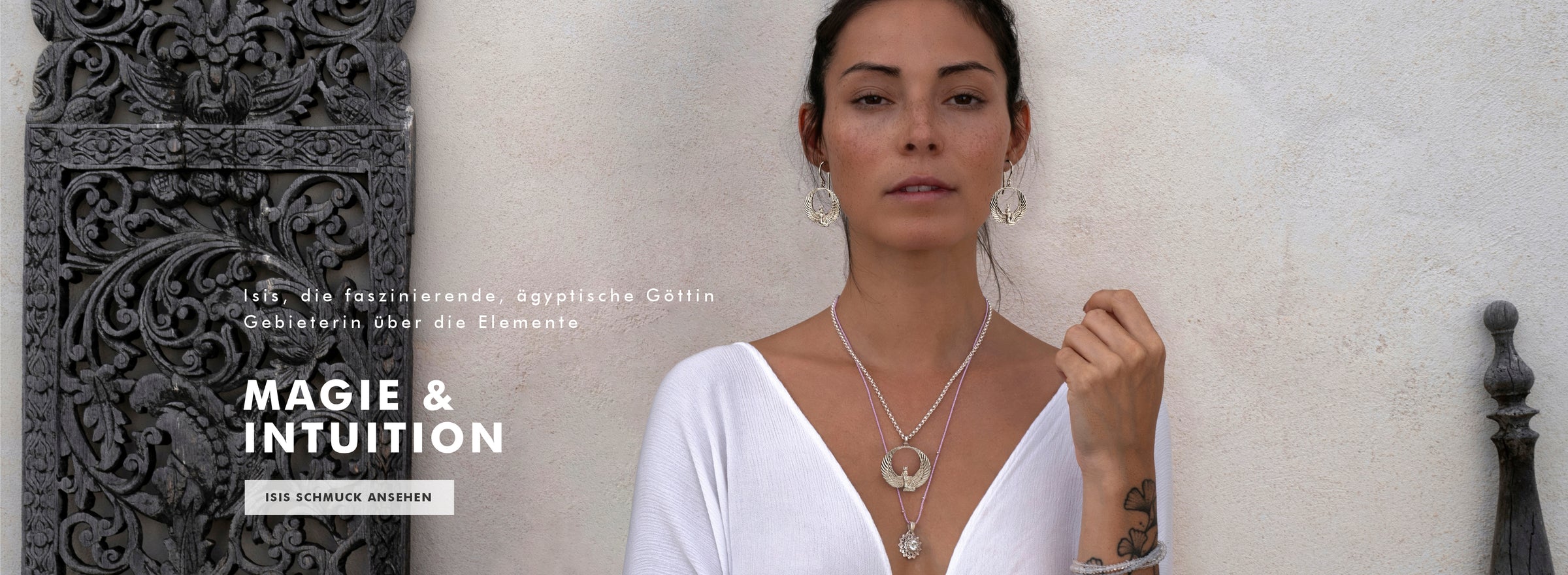 Spirituelle Schmuckkollektion: Gloria aus Berlin trägt einen goldenen Lotus-Glöckchen-Anhänger, Symbol der Geborgenheit an einer Edelsteinkette