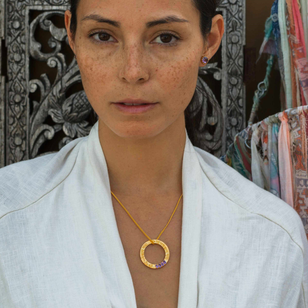 die Yoga Lehrerin Steffi trägt einen hochwertig vergoldeten Ganeshamantraanhänger mit Edelsteinen aus der Mantraanhänger und Kettenkollektion von ETERNAL BLISS