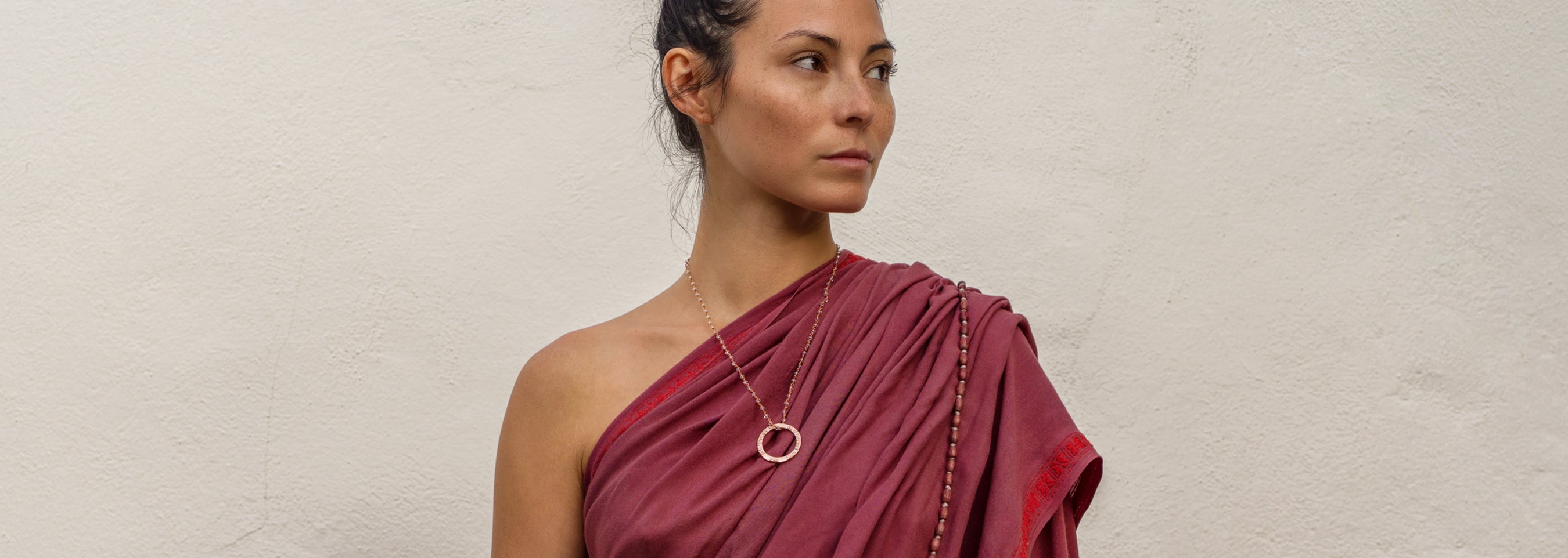 Steffi, Yoga Lehrerin auf Bali, trägt einen Ganesha Mantra Anhänger von ETERNAL BLISS - Spiritueller Schmuck