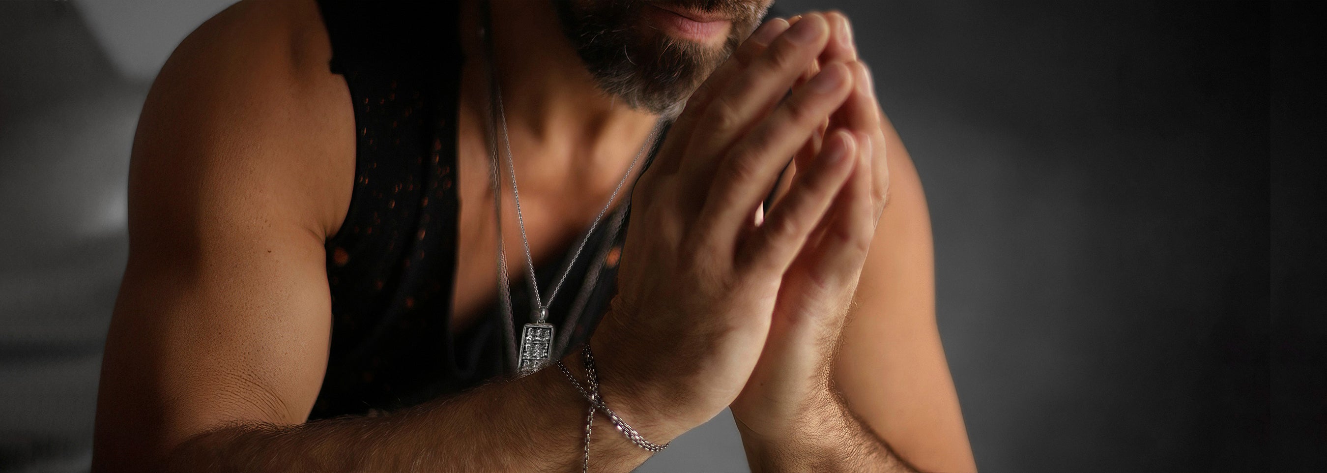 Yogalehrer Valentin aus Leipzig trägt spirituellen Männerschmuck von ETERNAL BLISS