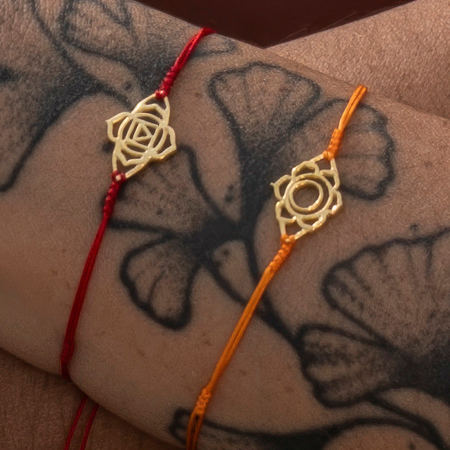 Detail von Yoga Teacher Steffi trägt ein vergoldetes Basis Chakra Armband mini von ETERNAL BLISS - Spiritueller Schmuck