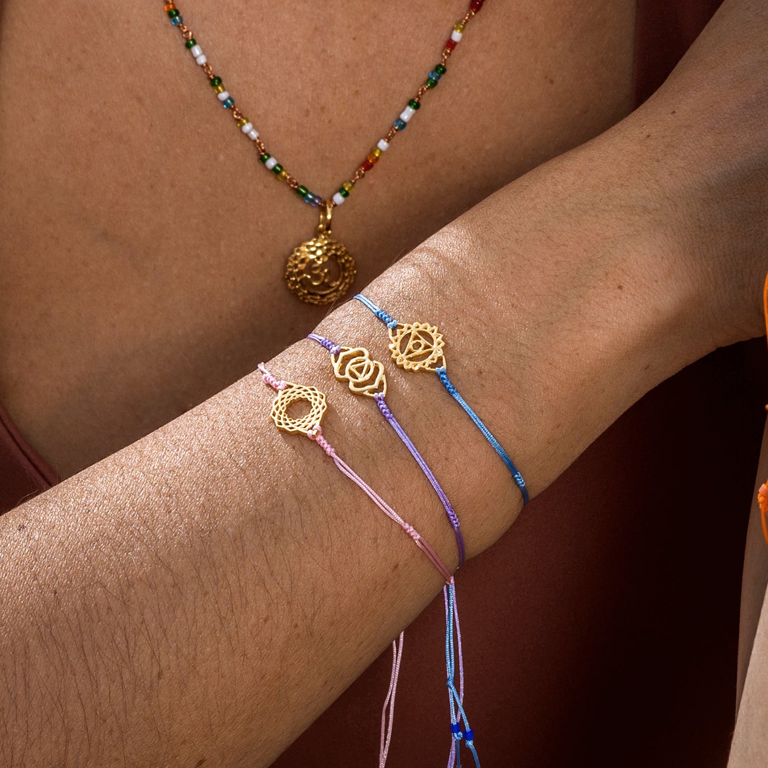Die Yogalehrerin Steffi kombiniert ein Hals Chakra Armband mini vergoldet  von ETERNAL BLISS - Spiritueller Schmuck