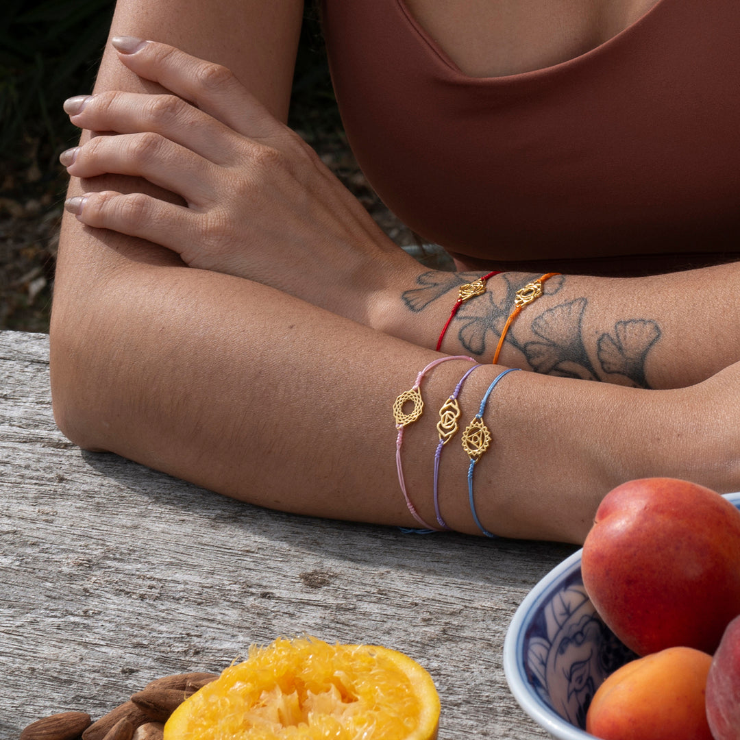 Die Yogalehrerin Steffi trägt unter anderem ein Stirn Chakra Armband mini vergoldet  von ETERNAL BLISS - Spiritueller Schmuck