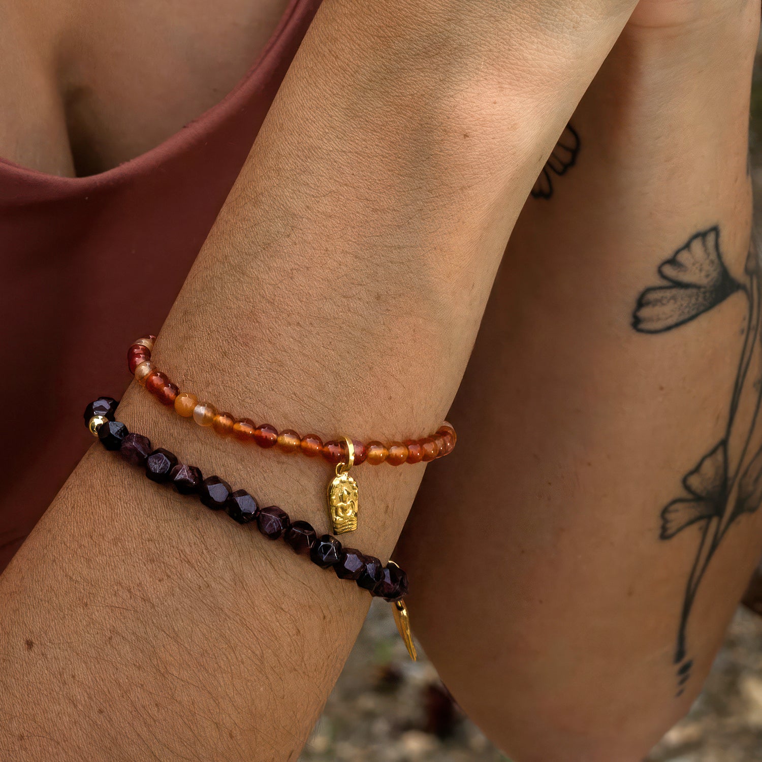 Die balinesisch-deutsche Yoga-Lehrerin Steffi trägt ein Buddha-Armband mit Karneol-Edelsteinen mit hochwertig vergoldetem Sterling Silber Anhänger von ETERNAL BLISS - Spiritueller Schmuck