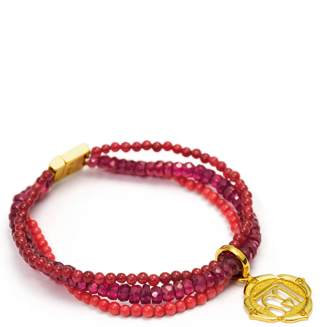 Wurzel Chakra Armband aus drei Edelsteinensträngen mit hochwertig vergoldeten Sterling Silber Applikationen von ETERNAL BLISS - Spiritueller Schmuck