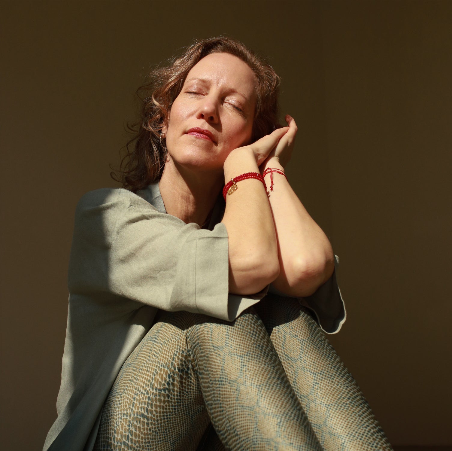 Elena Lustig kombiniert das Wurzel Chakra Edelstein Armband mit anderen spirituellen Armbändern von Eternal Bliss