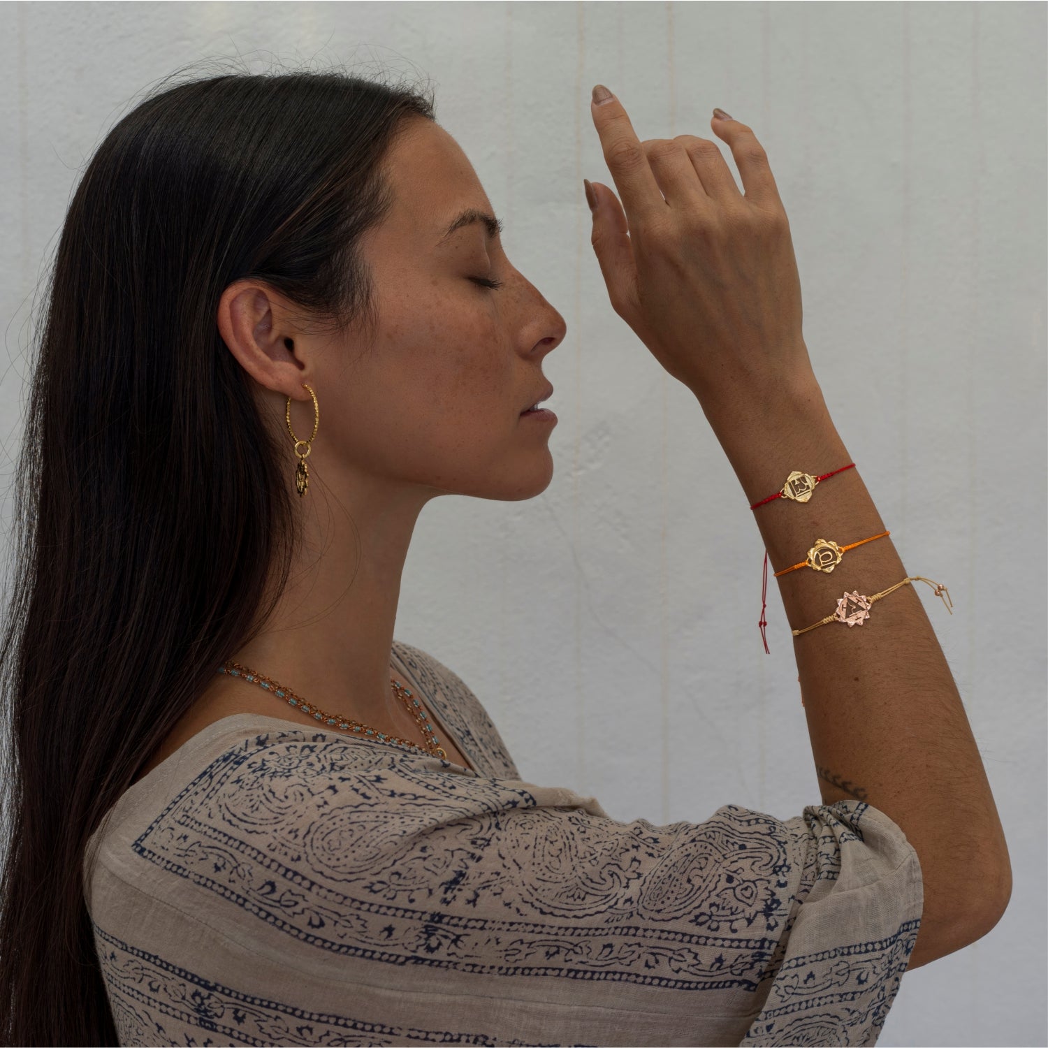 Die Yoga Lehrerin Steffi trägt ein hochwertig vergoldetes Wurzel Chakra Armband 