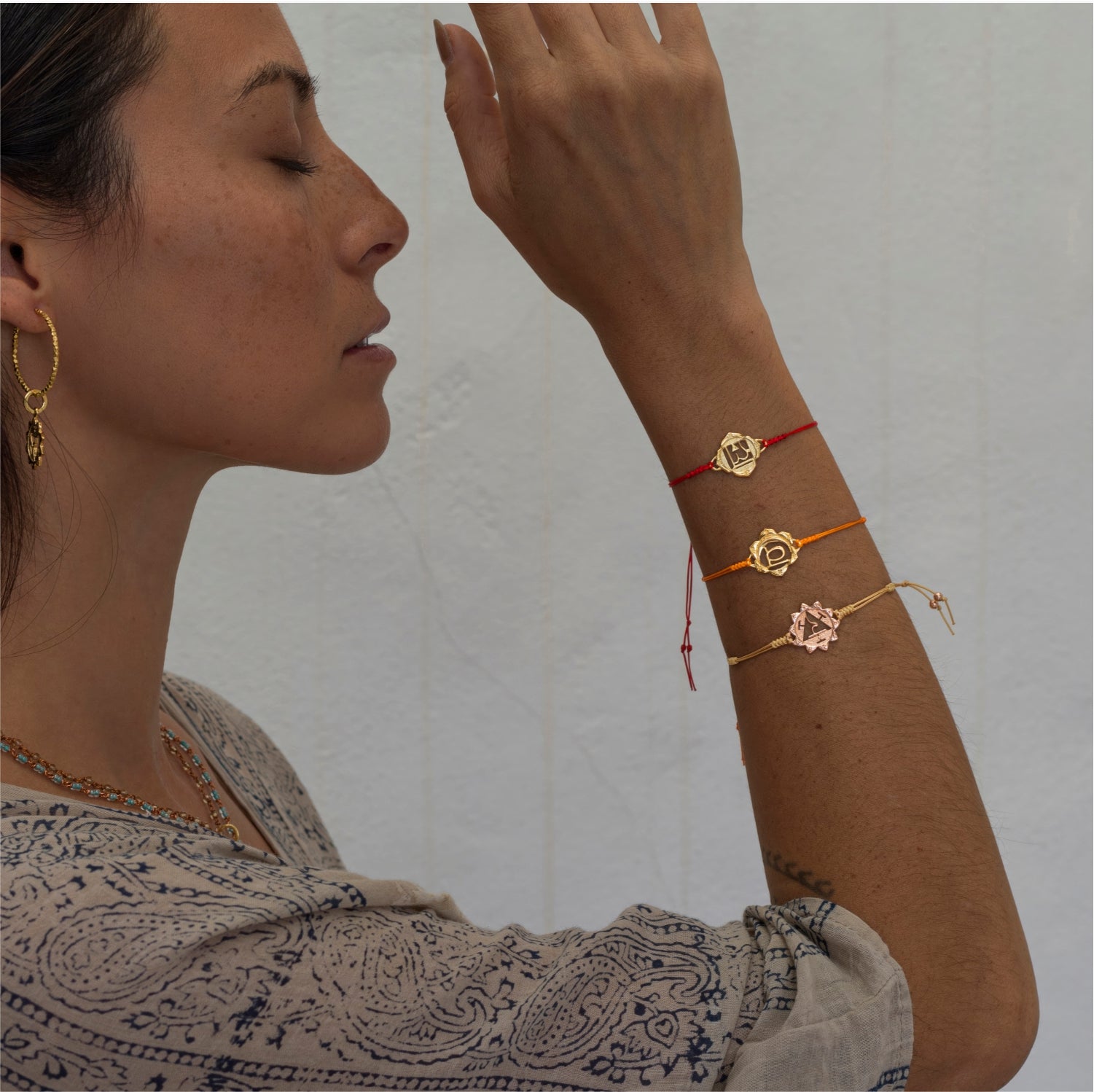 Die Yoga Lehrerin Steffi trägt ein hochwertig vergoldetes Sakral Chakra Armband von ETERNAL BLISS - Spiritueller Schmuck