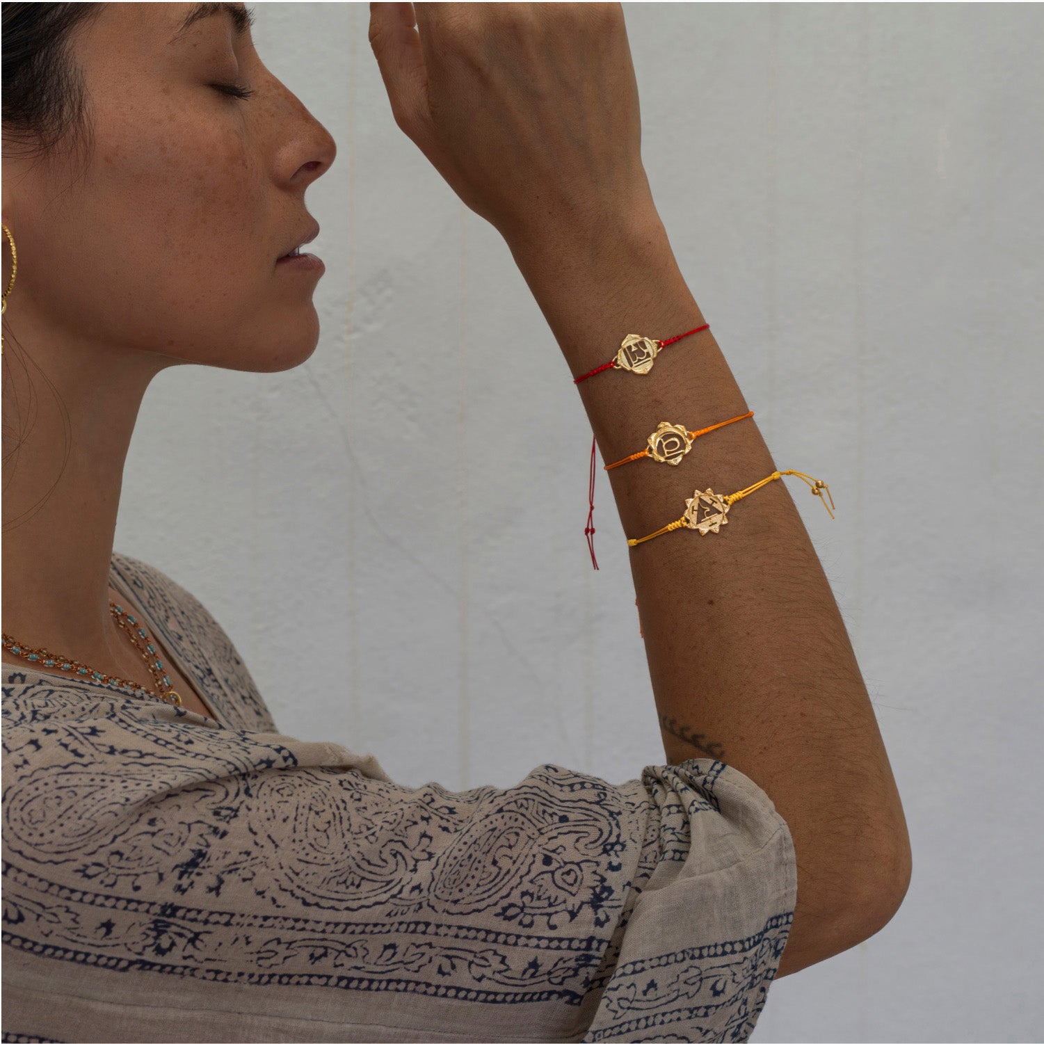 Die Yoga Lehrerin Steffi trägt ein hochwertig vergoldetes Solar Plexus Chakra Armband von ETERNAL BLISS - Spiritueller Schmuck