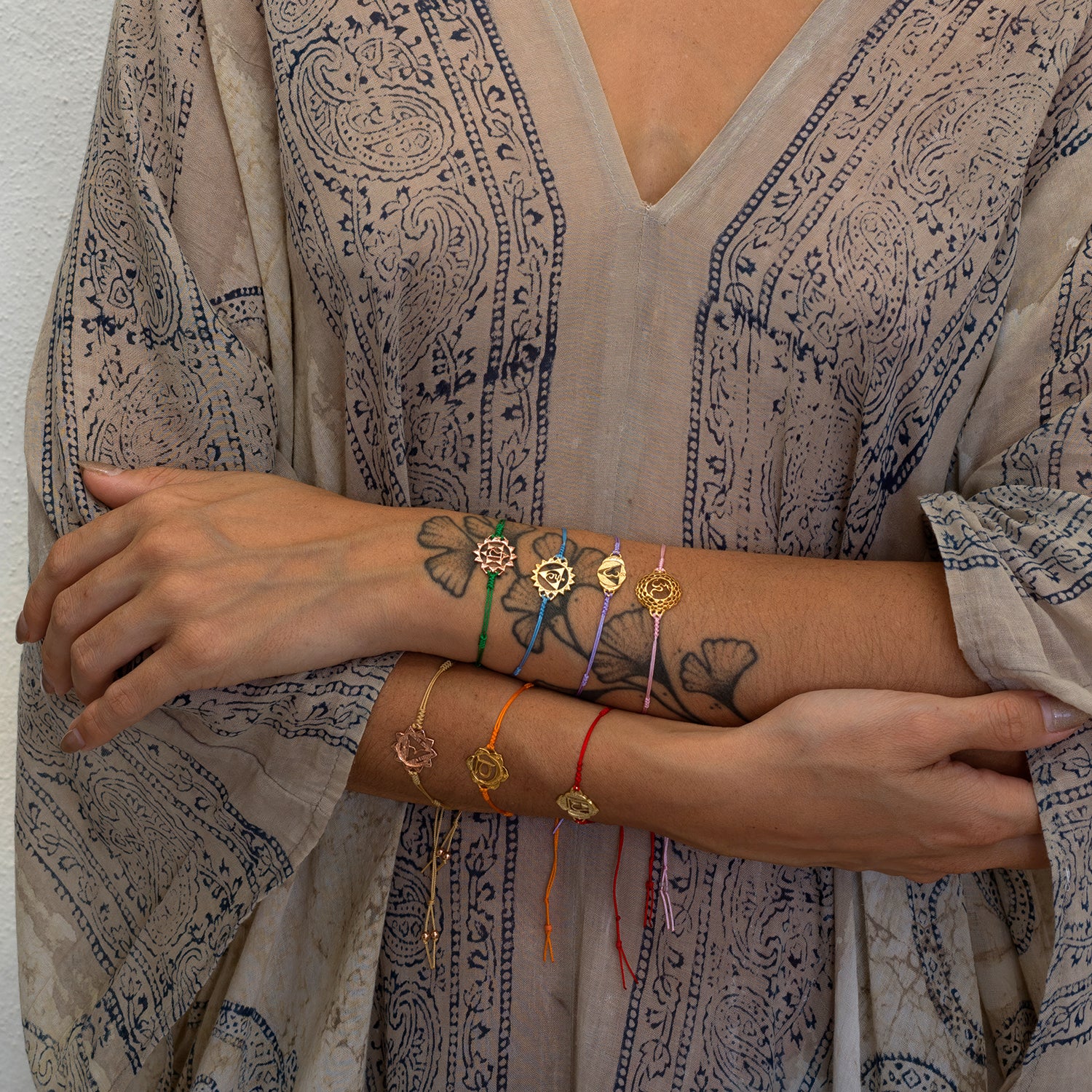Die Yogalehrerin Steffi kombiniert ein Anahata Chakra Armband vergoldet mit grünem Nylonband von ETERNAL BLISS - Spiritueller Schmuck mit anderen Armbändern