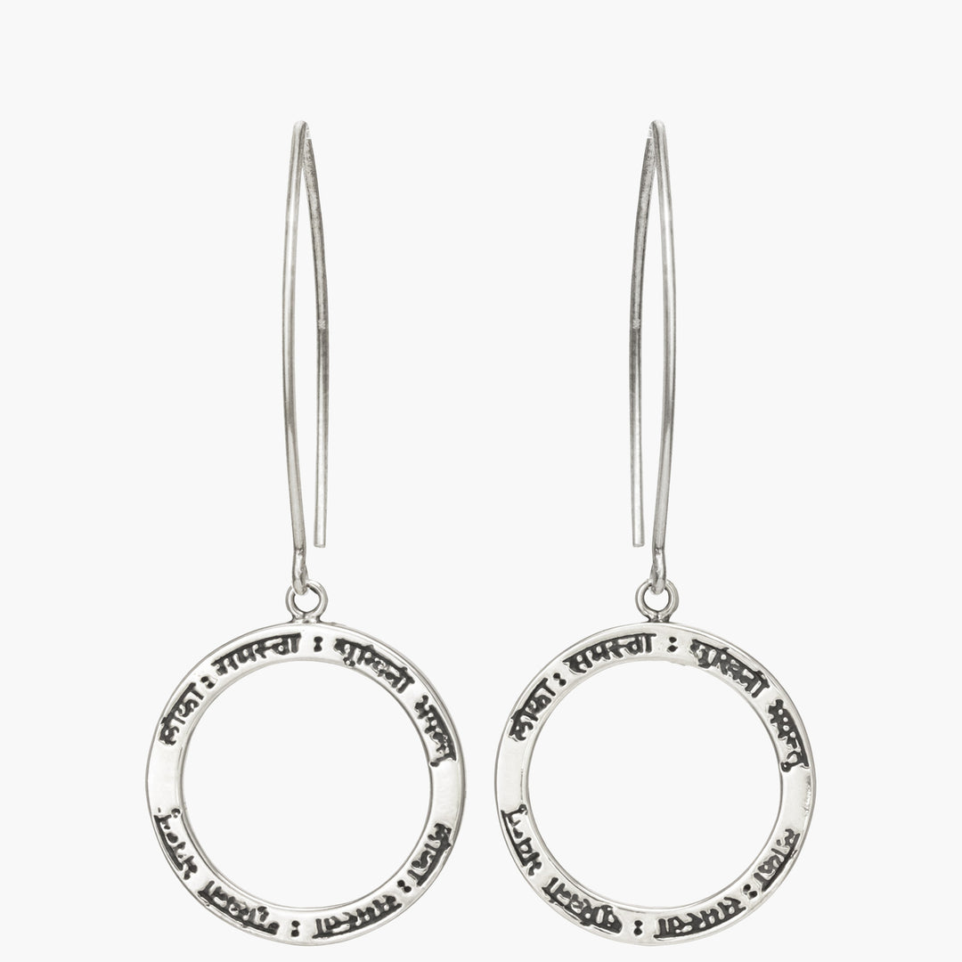 Lokah Samastah Mantra Ohrringe aus Sterling Silber mit langen Ohrhaken, Frontalansicht