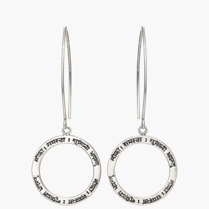 Lokah Samastah Mantra Ohrringe aus Sterling Silber mit langen Ohrhaken, Frontalansicht