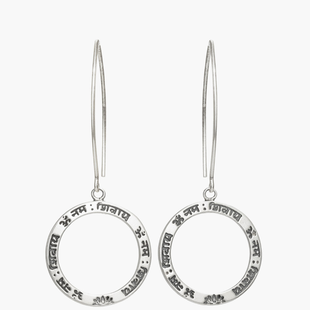 Shiva Mantra Ohrringe aus Sterling Silber mit langen Ohrhaken, Frontalansicht