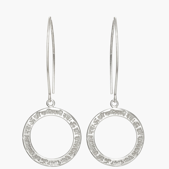 Lakshmi Mantra Ohrringe aus Sterling Silber mit langen Ohrhaken, Frontalansicht