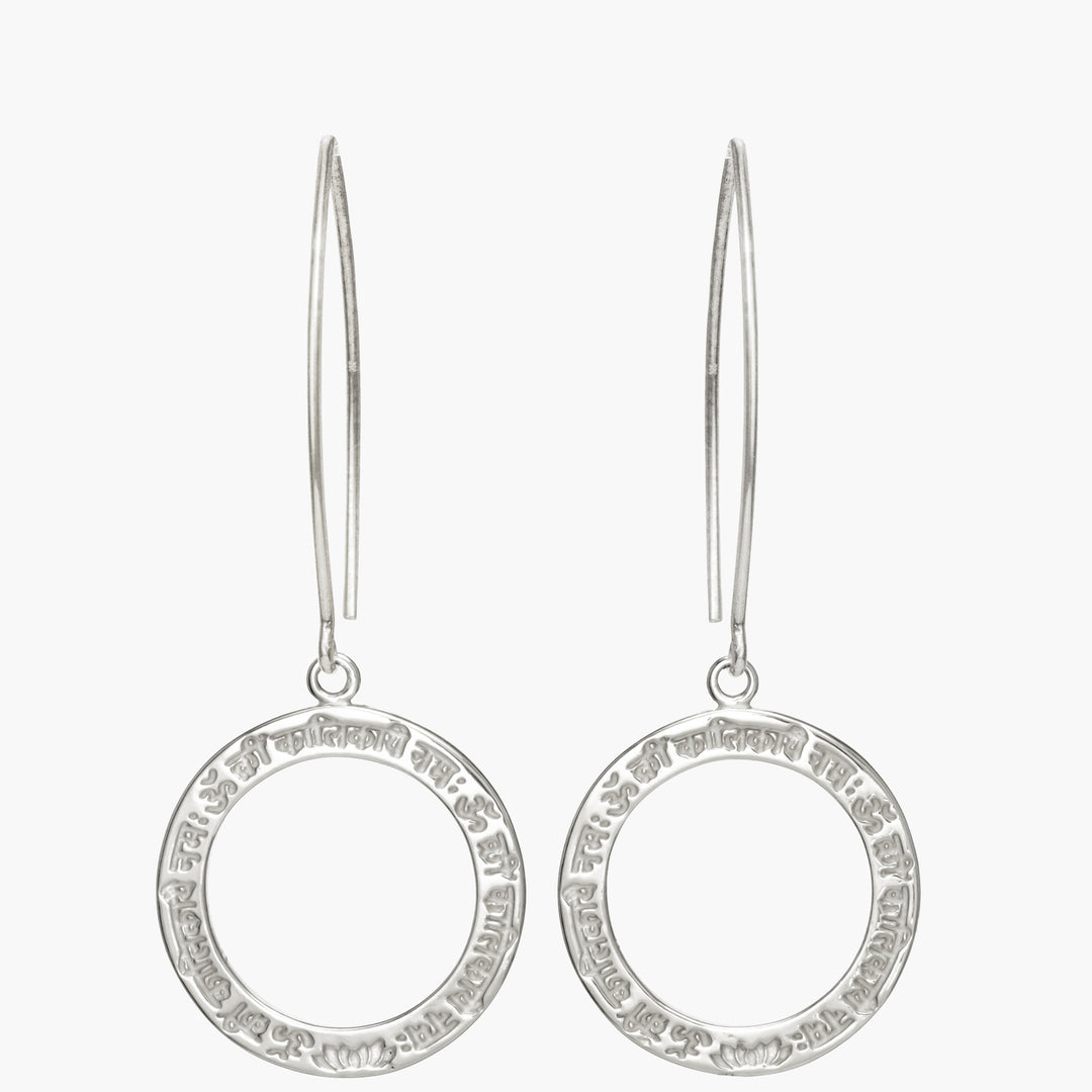 Lakshmi Mantra Ohrringe aus Sterling Silber mit langen Ohrhaken, Frontalansicht
