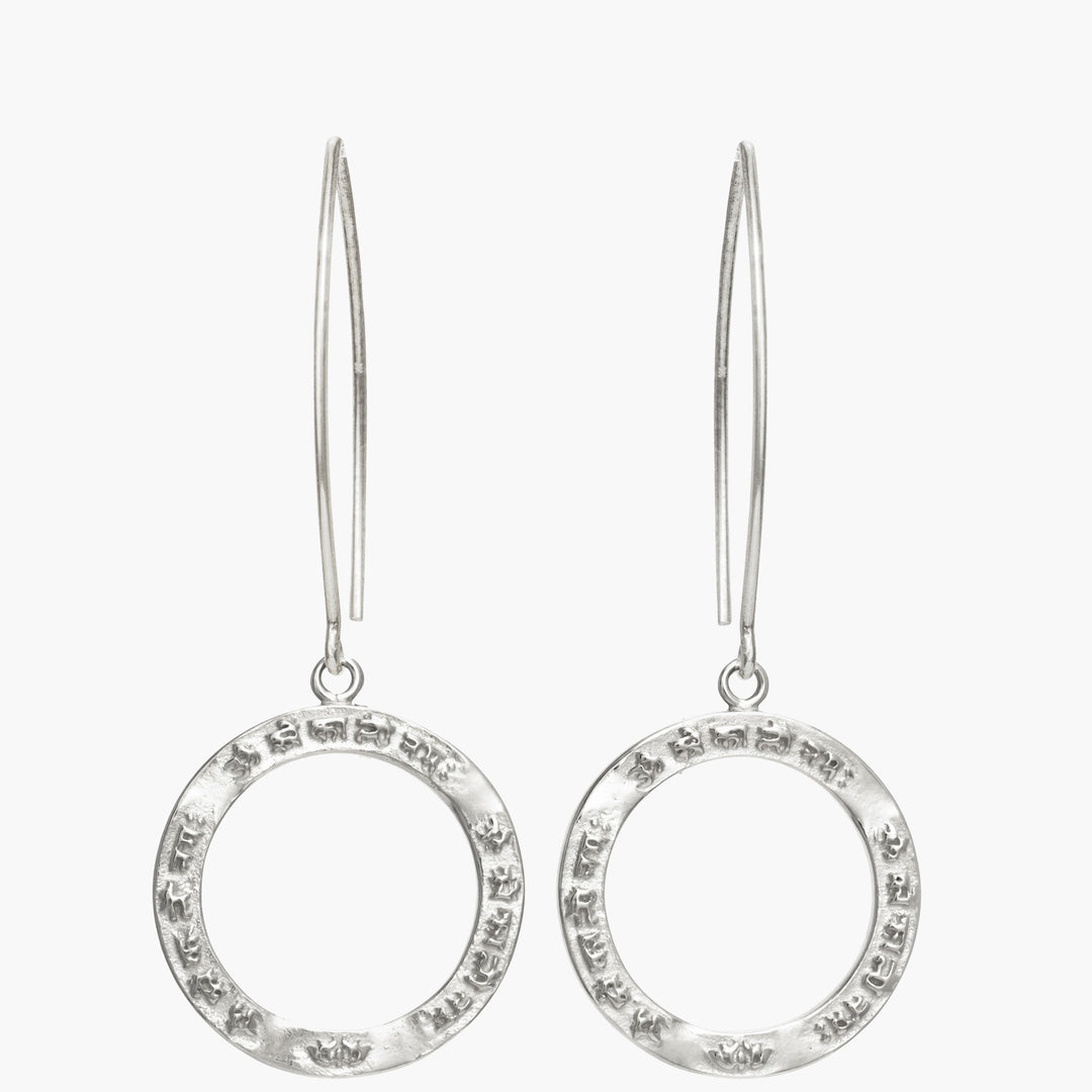 Kali Mantra Ohrringe aus Sterling Silber mit langen Ohrhaken, Frontalansicht