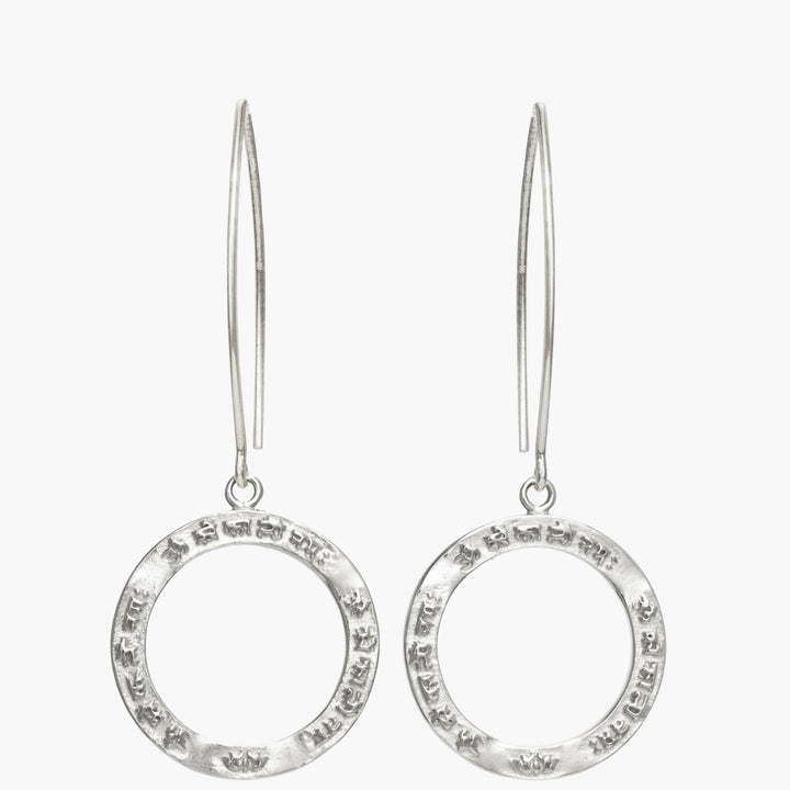 Kali Mantra Ohrringe aus Sterling Silber mit langen Ohrhaken, Frontalansicht