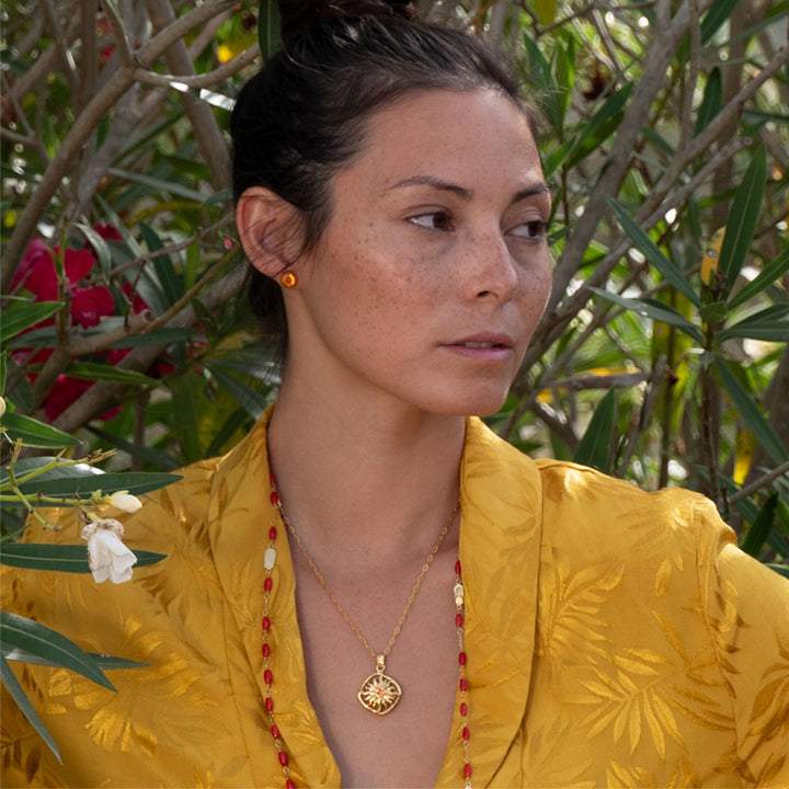 Steffi, Yoga Teacher auf Bali, kombiniert Sakral Chakra Ohrstecker mit einer Sonnenrad Anhänger mit Madeira Citrin Edelstein in hochwertig vergoldetem Sterling Silber von ETERNAL BLISS