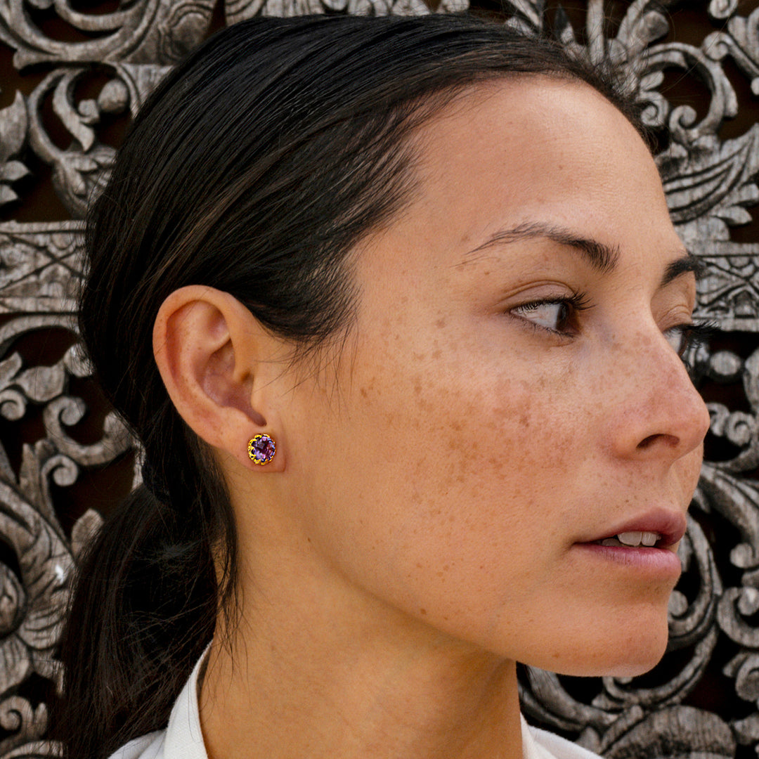 Die Yoga Lehrerin Steffi trägt hochwertige Amethyst Ohrstecker aus vergoldetem Sterling Silber  von ETERNAL BLISS - Spiritueller Schmuck