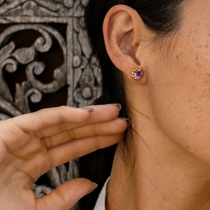 Detailfoto: Die Yoga Lehrerin Steffi trägt hochwertig vergoldete Amethyst Ohrstecker aus Sterling Silber