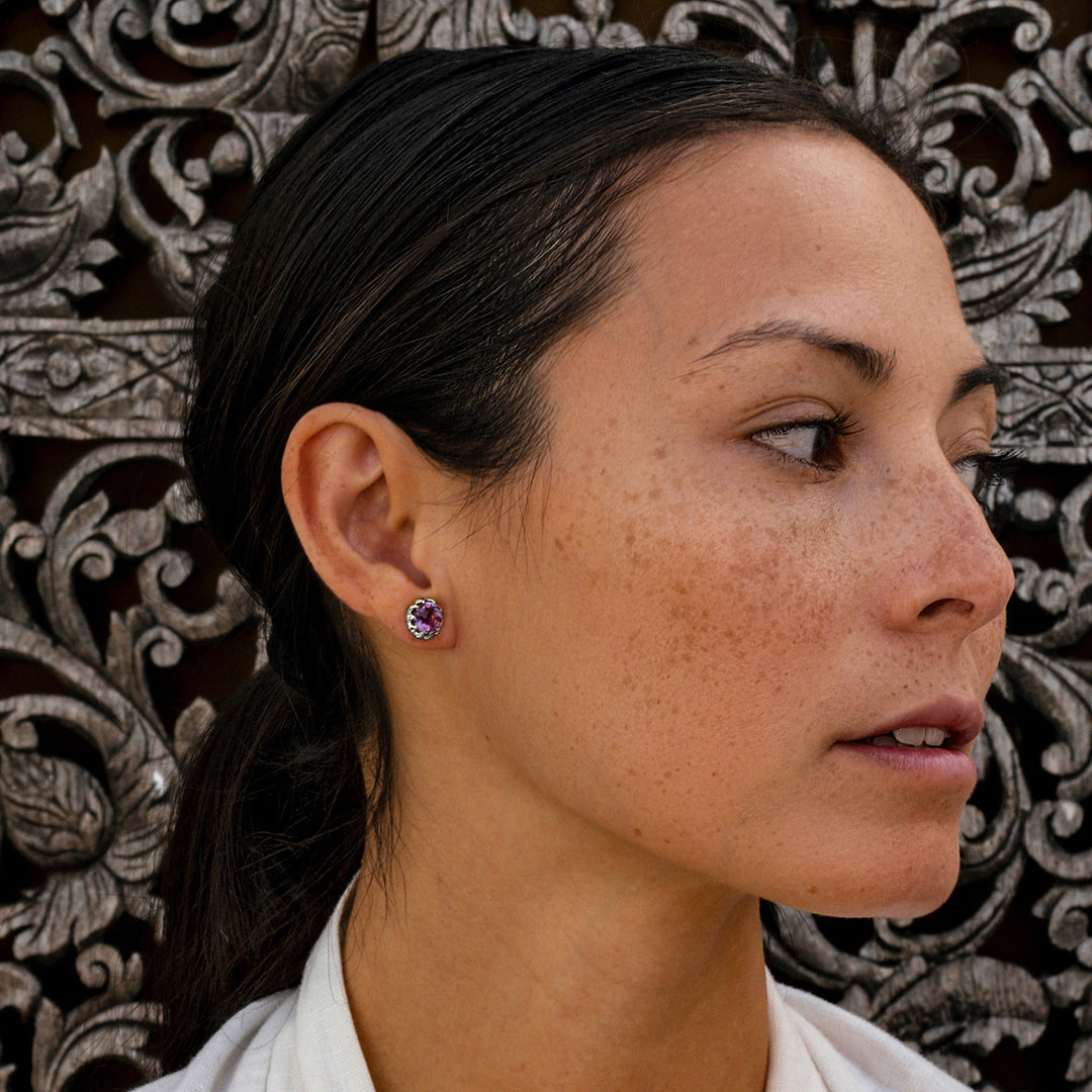 Die Yoga Lehrerin Steffi trägt hochwertige Amethyst Ohrstecker aus Sterling Silber  von ETERNAL BLISS - Spiritueller Schmuck