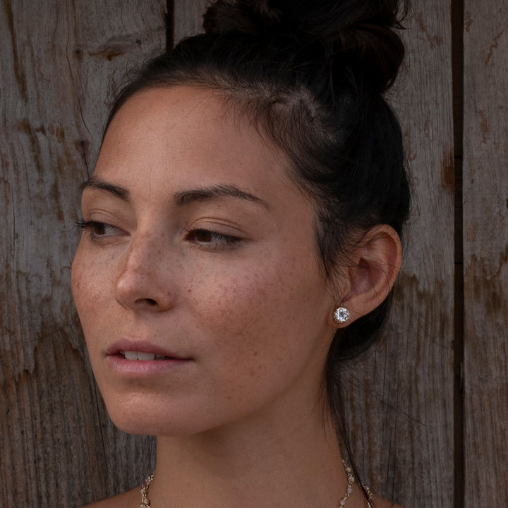 Die Yoga Lehrerin Steffi trägt hochwertige Kronen Chakra Ohrstecker mit Bergkristall aus Sterling Silber von ETERNAL BLISS - Spiritueller Schmuck