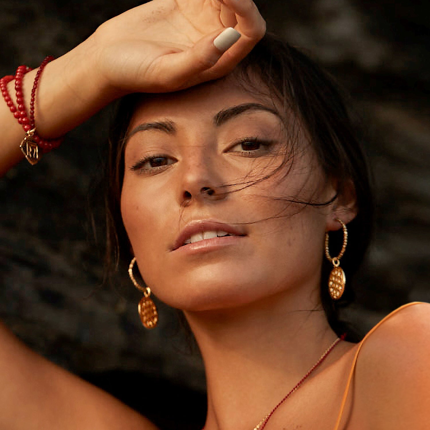 Die balinesische Yogalehrerin Steffi trägt Blume-des-Lebens-Kreolen-mit-Beads aus vergoldetem Sterling Silber