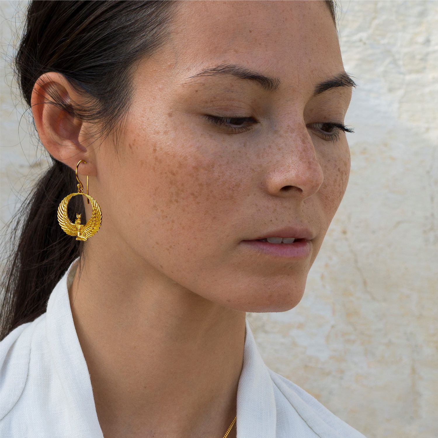 Detailansicht von Yoga Teacher Steffi trägt vergoldete Göttin-Isis-Ohrringe mit Bergkristall von ETERNAL BLISS - Ägyptischer Schmuck