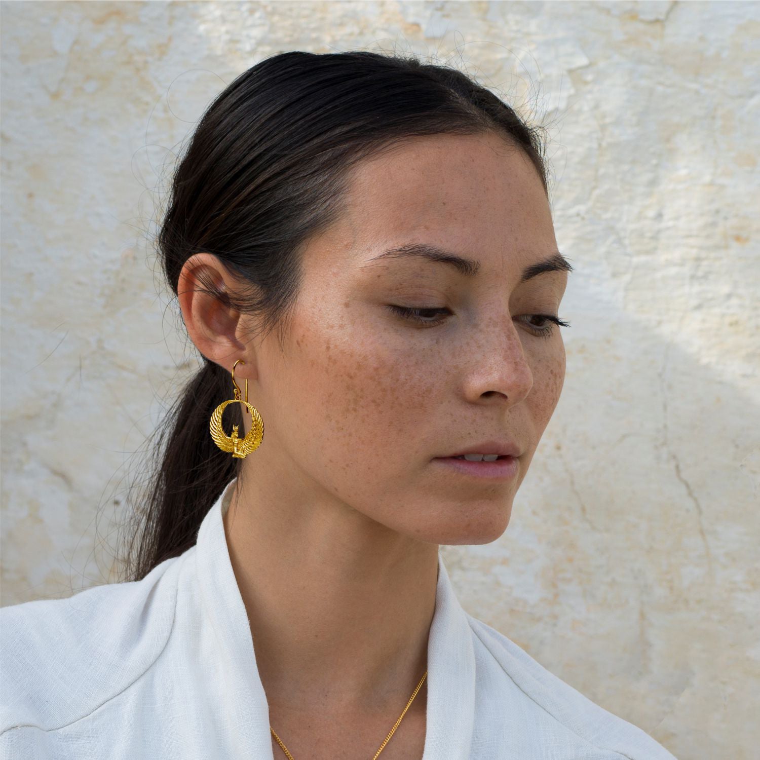 Yoga Teacher Steffi kombiniert vergoldete Göttin-Isis-Ohrringe mit Bergkristall mit ägyptischem Schmuckvon ETERNAL BLISS