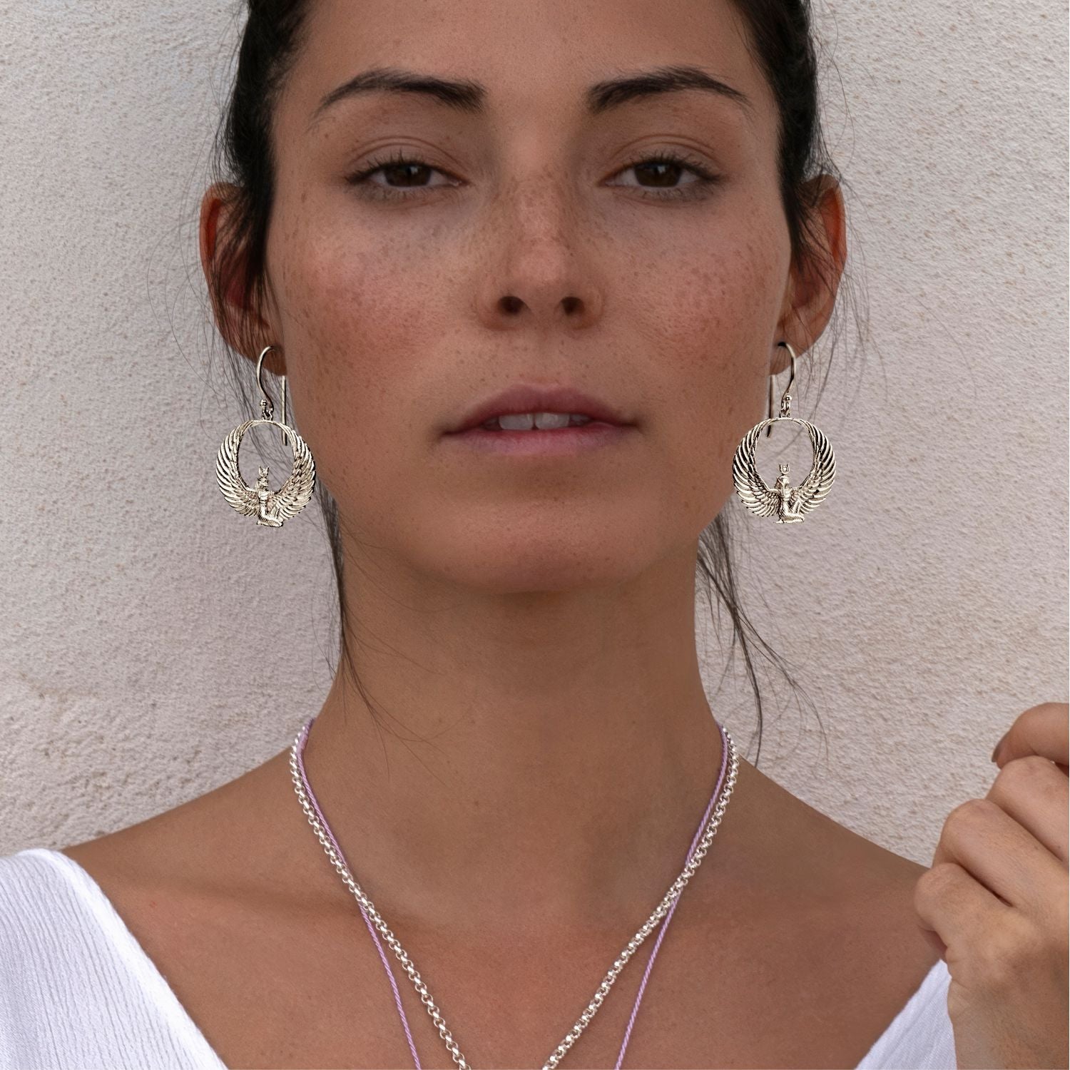 Yoga Teacher Steffi kombiniert silberne Göttin-Isis-Ohrringe mit Bergkristall mit ägyptischem Schmuck von ETERNAL BLISS