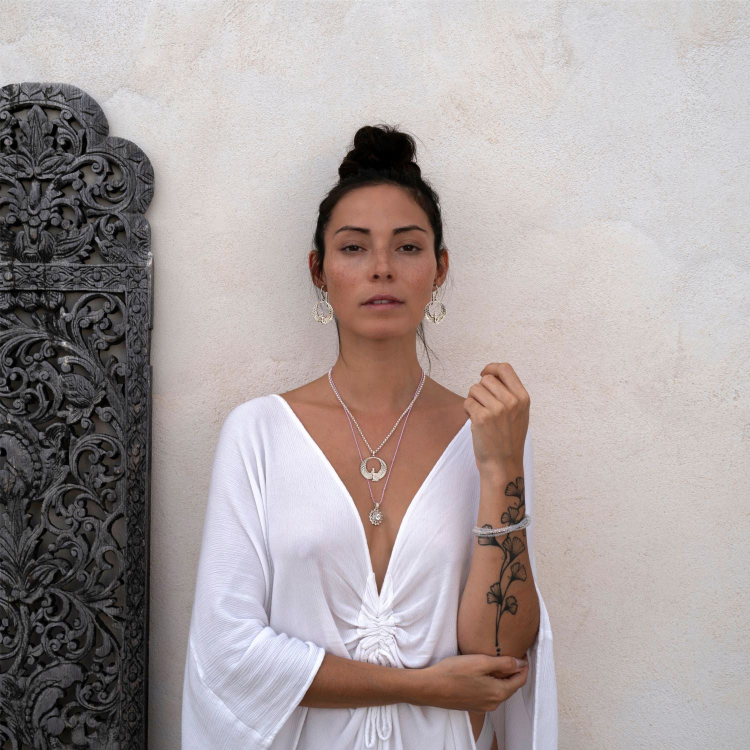 Yoga Teacher Steffi mit silbernem ägyptischem Schmuck