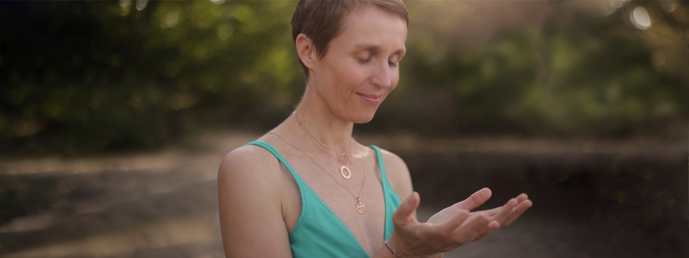 Spirituelle Schmuckkollektion: Annette Söhnlein, Yoga Lehrerin in Berlin, trägt verschiedene Ketten aus der Herz Chakra Schmuckkollektion