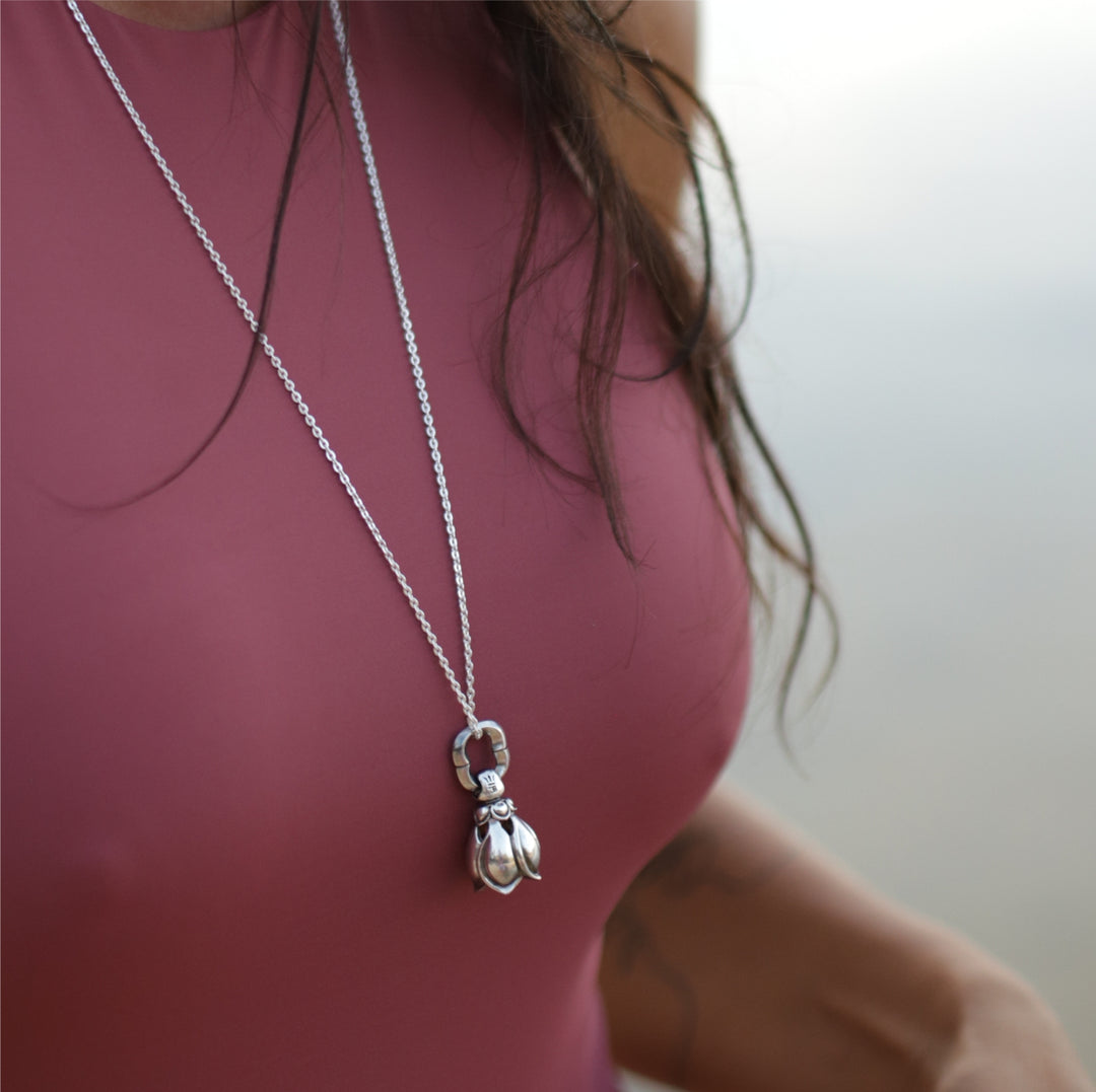 Detailansicht von: Gianna Winter, Yoga-Lehrerin in Bangkok, trägt ein silbernes Lotus-Glöckchen-Anhänger mit Kette von ETERNAL BLISS - Spiritueller Schmuck