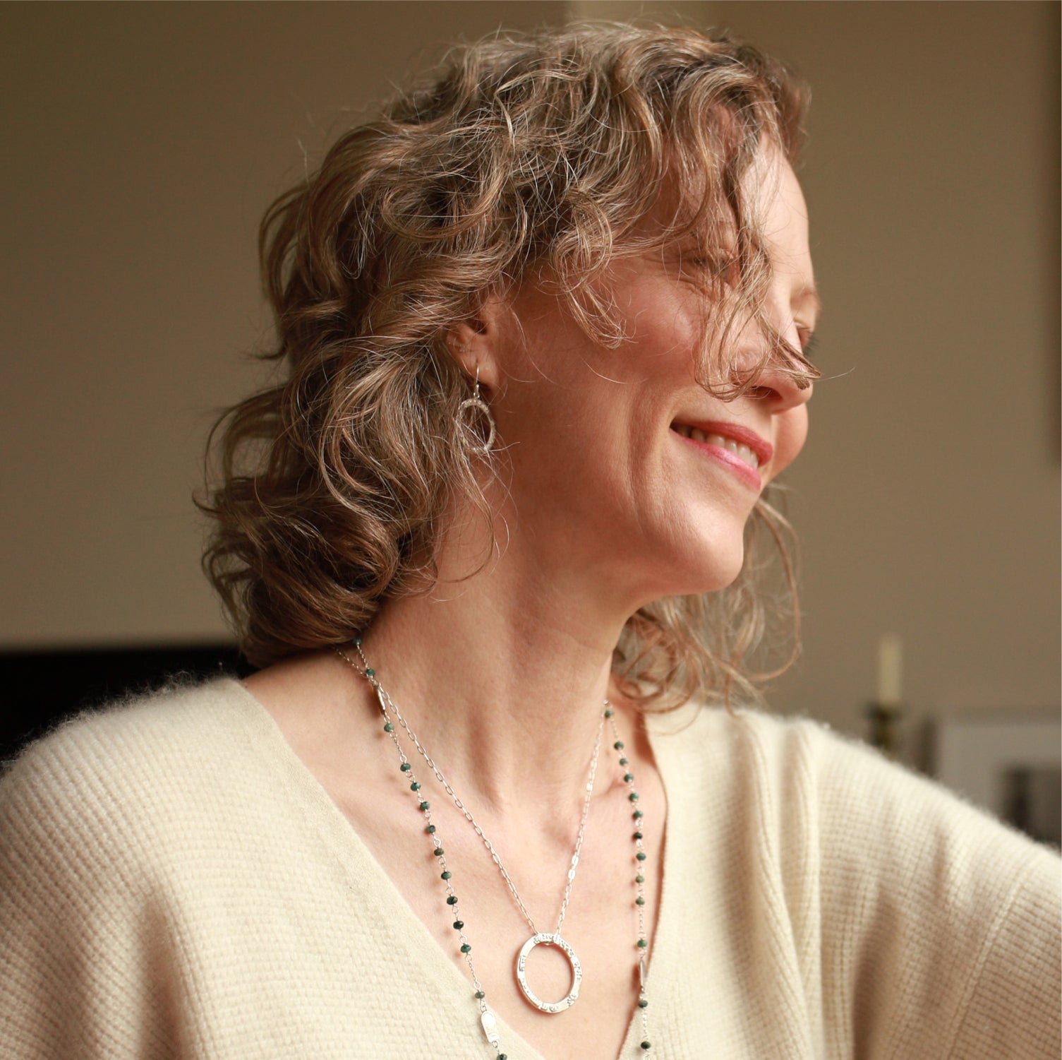 Die Yogalehrerin Elena kombiniert ein Krishna Mantra Anhänger aus Sterling Silber aus der Yoga Schmuckkollektion mit spirituellem Schmuck von ETERNAL BLISS