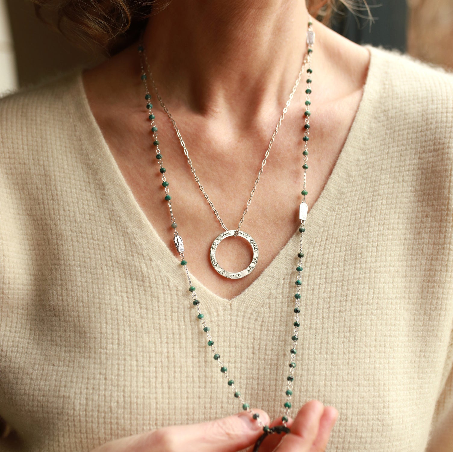 Die Yogalehrerin Elena kombiniert ein Krishna Mantra Anhänger aus Sterling Silber mit einer Jadekette