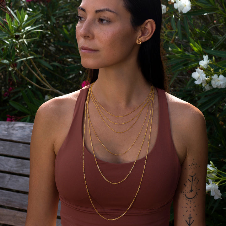 Yoga teacher Steffi zeigt die 6 verschiedenen Kettenlängen von ETERNAL BLISS