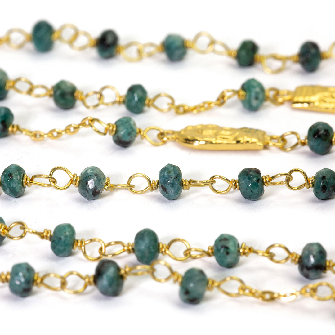 Detail von Edelsteinkette mit Jadeperlen und Buddha-Emblemen