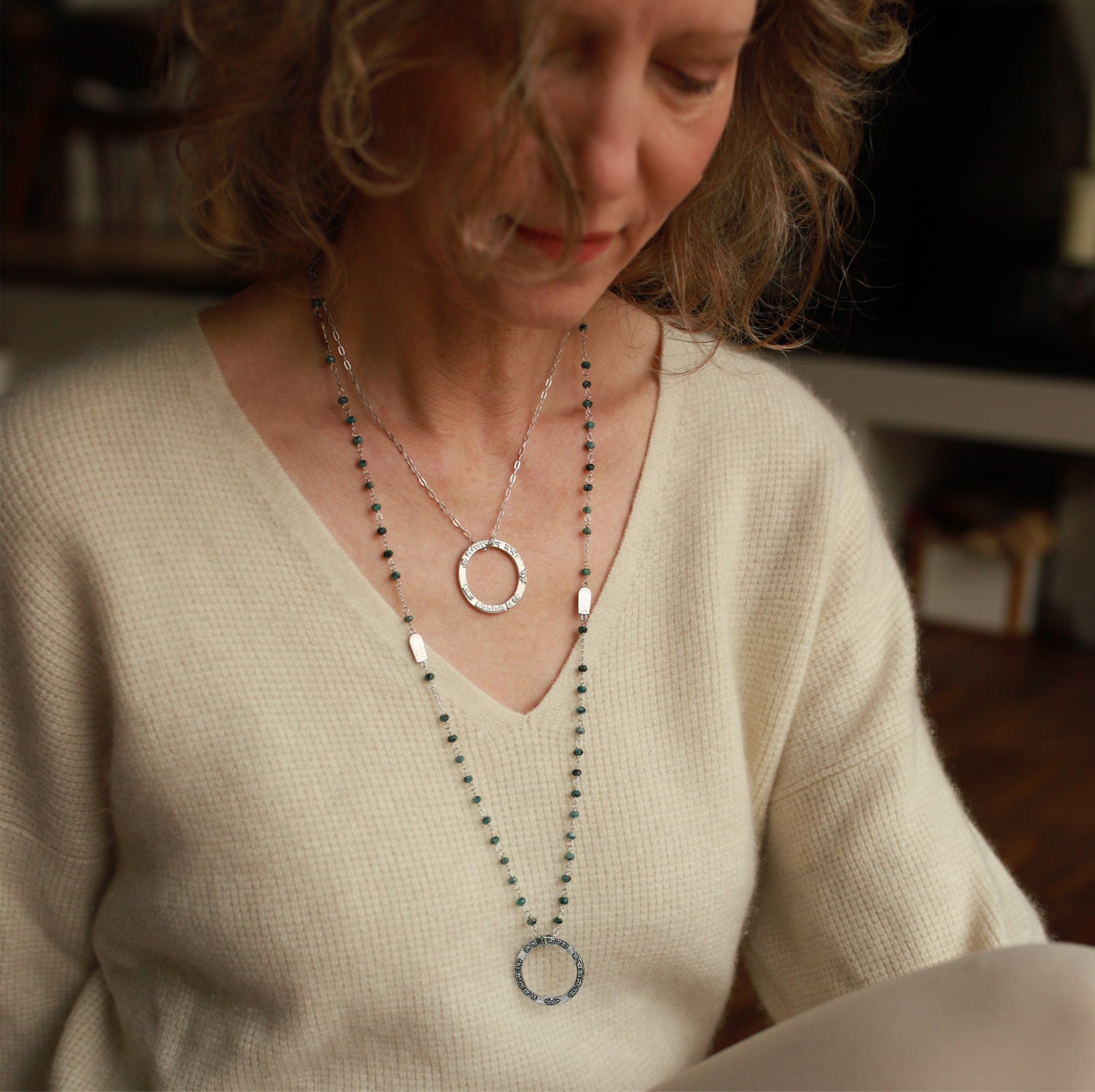 Elena Lustig , Yoga Lehrerin in Berlin, trägt eine Jadekette "Balance" von ETERNAL BLISS