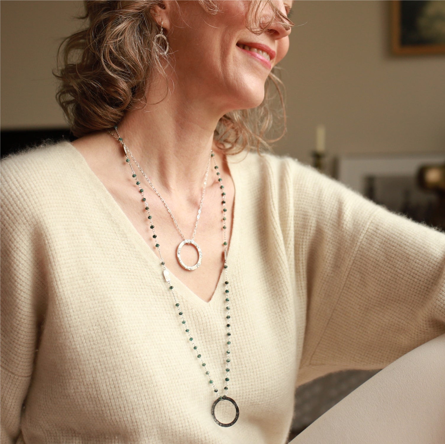 Elena Lustig , Yoga Lehrerin in Berlin, kombiniert eine Jadekette "Balance" von ETERNAL BLISS mit Mantra Ketten